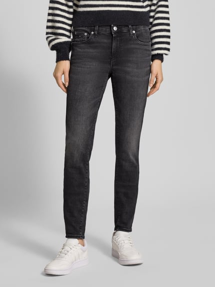 Vrouwenmodel draagt Skinny Fit Jeans aus Baumwoll-Mix Modell 'SOPHIE' van Tommy Jeans, melange denim, 5-pocket, low waist, frontale close-up.