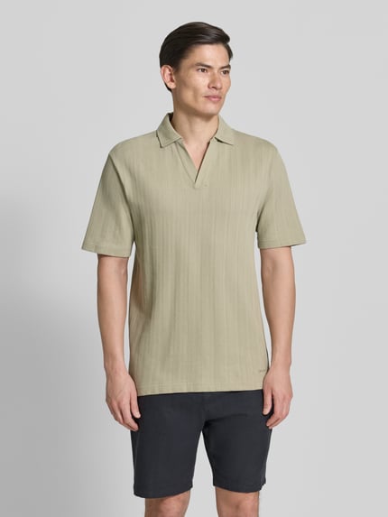 Männermodel trägt Relaxed Fit Poloshirt mit Strukturmuster Modell 'DALIBO' von HUGO, Optik: Unifarben, reine Baumwolle, Ganzkörperansicht von vorne.