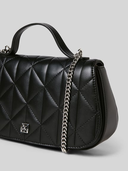 Produktfoto, Umhängetasche mit Logo-Applikation von CK Calvin Klein, czarna quilted-Optik, uchwyt z efektem łańcuszka, wymiary 26x15x6 cm, długość paska 112 cm