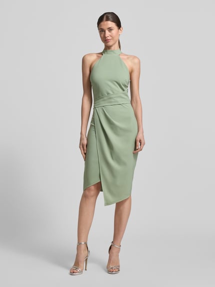 Kobiece modelka nosi Slim Fit Kleid mit Stehkragen od Lipsy, elastyczna mieszanka materiałów, asymetryczny krój, stójka, bez rękawów, marszczenia, długość tyłu w rozmiarze 36: 105 cm, szerokość w rozmiarze 36: 34 cm, kolor jasny zielony, całkowity widok z przodu.