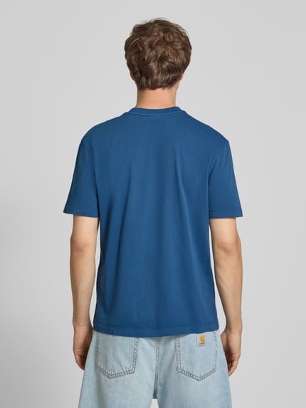 Męski model nosi Regular Fit T-Shirt aus reiner Baumwolle Modell 'John Tee' von Pepe Jeans w kolorze niebieskim, gładka faktura, Ganzkörperansicht Rückansicht.