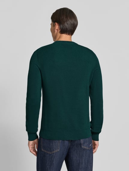 Männermodel trägt Regular Fit Strickpullover aus Baumwoll-Mix von MCNEAL, dunkelgrün meliert, elastische Abschlüsse, Ganzkörperansicht Rückansicht.