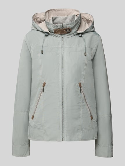 Produktfoto, Jacke mit Kapuze und Reißverschlusstaschen von Gil Bret, krój regular fit, kolor jasnoszary, zamek, kieszenie na zamek, kapuzą z troczkiem, stójka, długość tyłu w rozmiarze 36: 59 cm, szerokość ramion w rozmiarze 36: 40 cm, szerokość w rozmiarze 36: 51 cm, długość rękawa w rozmiarze 36: 63 cm