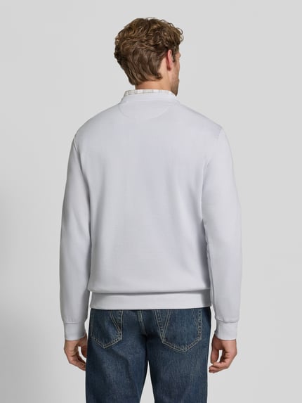 Männermodel trägt Sweatshirt mit Label-Patch von Scotch & Soda aus bawełna, luźny krój, okrągły dekolt, prążkowane wykończenia, Długość tyłu w rozmiarze M: 64 cm, Długość rękawów w rozmiarze M: 64 cm, Ganzkörperansicht Rückansicht