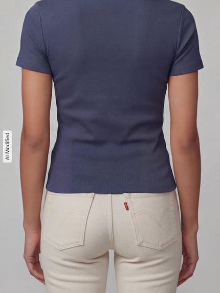 Frauenmodel trägt Slim Fit Jeans aus Baumwoll-Mix Modell 'RIBCAGE' von Levi's® 300 in Beige, strukturierte Oberfläche, Ganzkörperansicht Rückansicht.