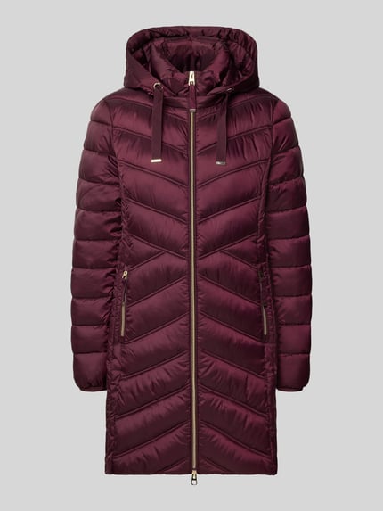 Produktfoto, Steppmantel mit Zweiwege-Reißverschluss von Christian Berg Woman Selection, krój slim fit, kaptur z troczkiem, kieszenie na zamek, długość tyłu w rozmiarze 36: 83 cm, szerokość ramion w rozmiarze 36: 40 cm, szerokość klatki piersiowej w rozmiarze 36: 48 cm, długość rękawa w rozmiarze 36: 65 cm, bordowy, pikowana faktura, złote detale zamków