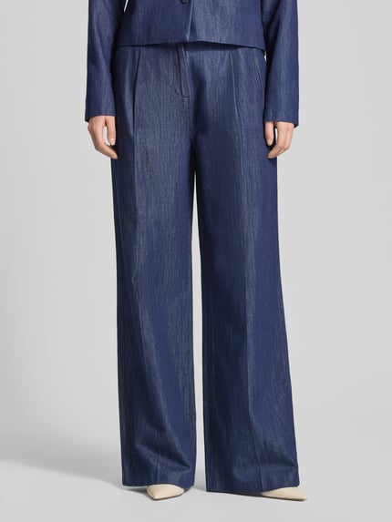 Frauenmodel trägt Wide Fit Jeans mit Lyocell-Anteil von Christian Berg Woman Selection, dunkelblauer Baumwoll-Mix, Bundfalten, Ganzkörperansicht von vorne.