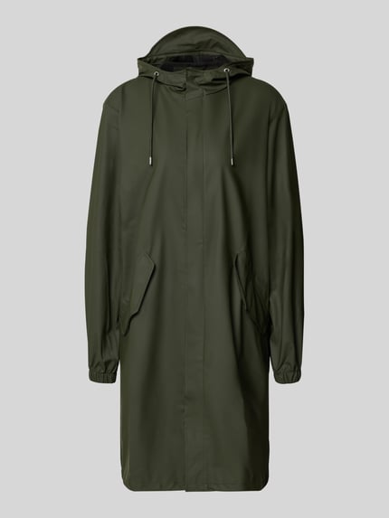 Produktfoto, Regular Fit Parker mit Kapuze Modell 'Fishtail' od RAINS w kolorze oliwkowym, patki na kieszeniach, elastyczne mankiety, długość tyłu w rozmiarze S: 104 cm, szerokość ramion w rozmiarze S: 45 cm, szerokość klatki piersiowej w rozmiarze S: 55 cm, długość rękawa w rozmiarze S: 65 cm