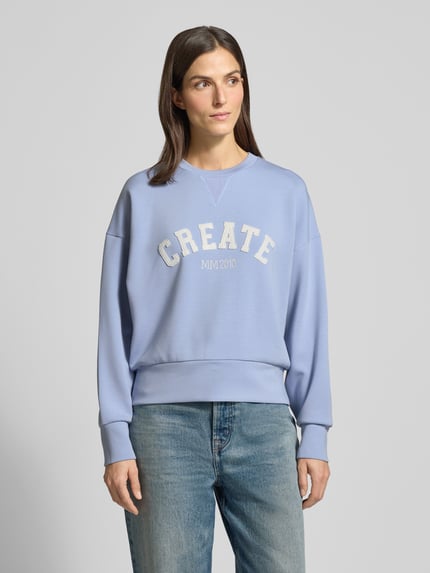 Vrouwenmodel draagt lichtblauw sweatshirt van viscosemix met stretch, relaxed fit, model 'CELLI' van MOS MOSH, ronde hals, voorkant bovenlichaam.