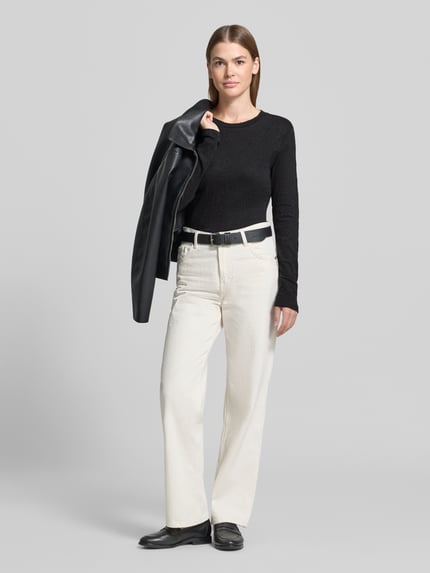 Vrouwenmodel draagt Langarmshirt mit abgerundetem Saum van MARC O'POLO, effen zwart, ronde hals, lange mouw, afgeronde zoom, full-body vooraanzicht.