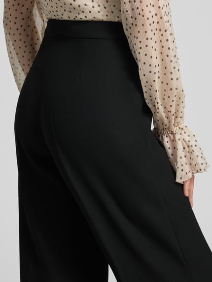 Frauenmodel trägt Weite Hose mit Bügelfalten Modell 'NANTES' von MAX&Co., Optik: Unifarben, Regular-Fit, Detailaufnahme von hinten