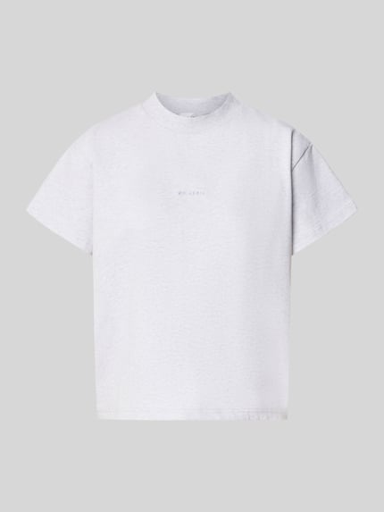 Produktfoto, weißes Boxy Fit T-Shirt mit Label-Stitching Modell 'Ella' von OH APRIL aus reiner Baumwolle, Rundhalsausschnitt.