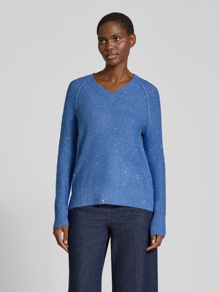 Frauenmodel trägt Regular Fit Pullover mit V-Ausschnitt von JAKE*S WOMAN COLLECTION in blauer Melange-Strickoptik, Feinstrick, gerippte Abschlüsse, Ganzkörperansicht von vorne.