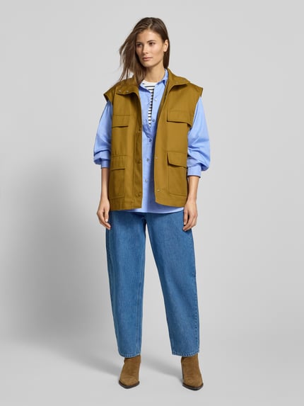 Frauenmodel trägt Oversized Poplin-Bluse - curated by Tinvcb von SIC, reine Baumwolle, Regular Fit, hellblau, Ganzkörperansicht von vorne