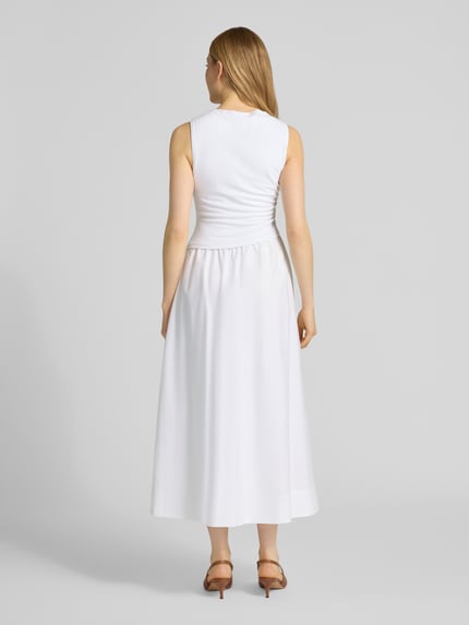 Vrouwenmodel draagt Cocktailkleid in asymmetrischem Design Modell 'Felicity' van Forever New, witte kleur, taillering, midi, Viscose-Elasthan-mix, 2-in-1-look, ruglengte 133 cm bij maat 36, borstwijdte 39 cm bij maat 36, volledige lichaamsweergave achteraan.