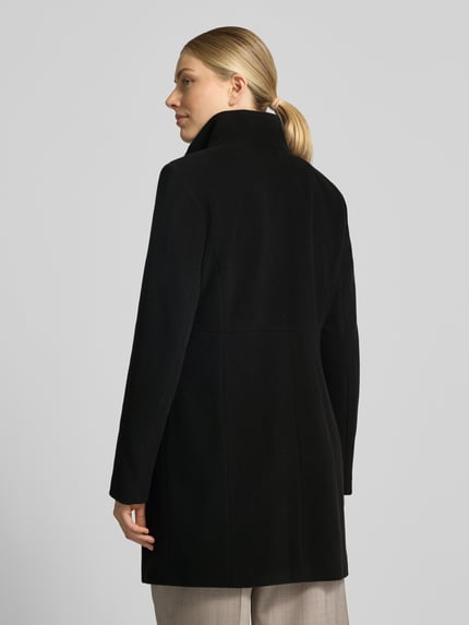 Frauenmodel trägt Regular Fit Mantel aus Woll-Mix mit Kaschmir-Anteil von FUCHS SCHMITT in Schwarz, glatte Textur, Ganzkörperansicht Rückansicht.