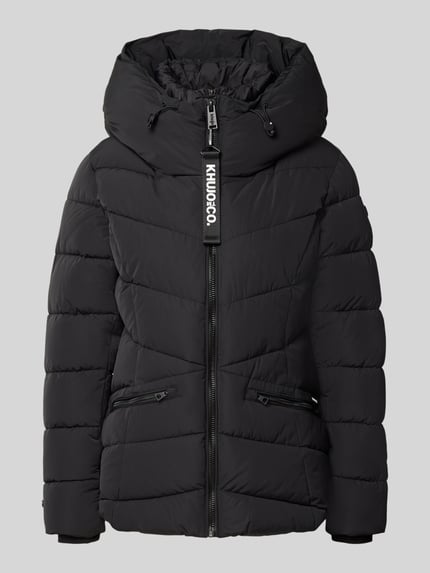 Produktfoto, schwarze Steppjacke mit Kapuze, Reißverschluss und Label-Detail, Modell 'HERSCH2' von khujo, glatte Struktur, gerader Schnitt.