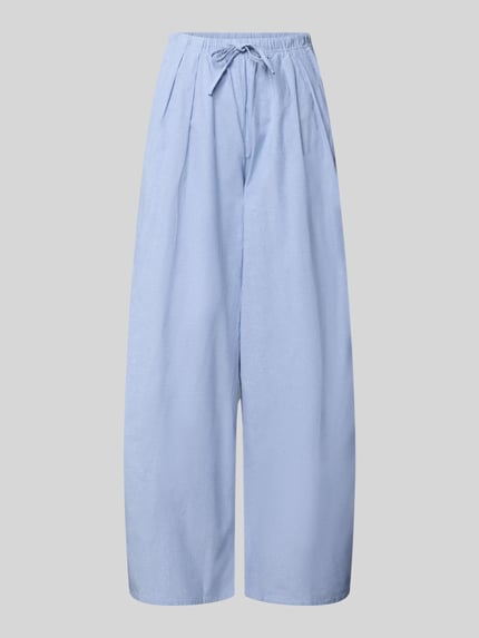 Produktfoto, hellblaue Stoffhose mit elastischem Bund und Tunnelzug, weiter Schnitt, reine Baumwolle, Modell 'FEOLY' von American Vintage
