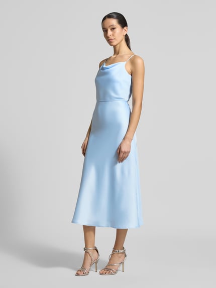 Vrouwenmodel draagt Slim Fit midi-jurk uit satijn model 'Thea' van YAS, elastische materiaalmix, afneembare tailleband, spaghettibandjes, ruglengte maat 36: 124 cm, borstwijdte 46 cm, lichtblauw, gladde textuur, geheelopname voorkant.