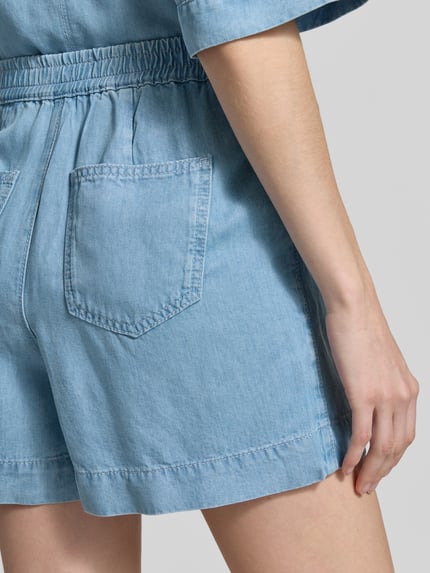 Vrouwenmodel draagt Shorts aus Lyocell in Denim-Optik von Rich & Royal, lichtblauw, regular fit, elastische tailleband, detailopname heup