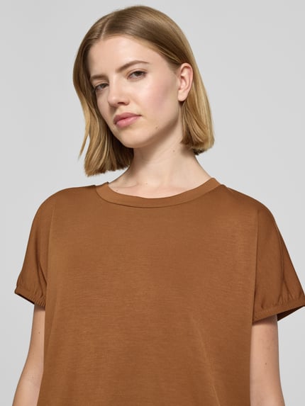 Vrouwenmodel draagt T-shirt uit mohair-mix met ronde hals Model 'BANU' van Soyaconcept, dames, regular fit, mohair-mix. Nahaufnahme bovenlichaam.