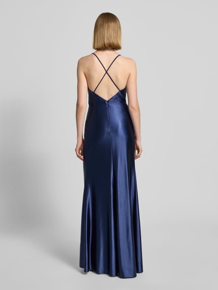 Männermodel trägt Maxikleid aus Satin mit Drapierungen und Gehschlitz von Luxuar, granatowa satyna, taliowany fason, długość tyłu w rozmiarze 36: 147 cm, szerokość klatki piersiowej w rozmiarze 36: 33 cm, rozcięcie, drapowania, dekolt w serek, Ganzkörperansicht Rückansicht.