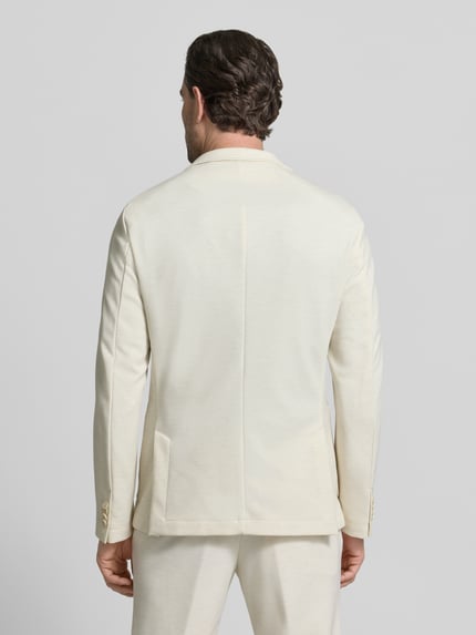 Männermodel trägt Slim Fit Sakko mit Viskose-Anteil Modell 'P-HANRY-J-WG-PK-261F' von BOSS in Beige, Strukturstoff, Ganzkörperansicht Rückansicht.
