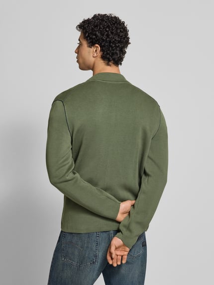 Mannelijk model draagt Regular Fit Cardigan uit katoenmix van Marc O'Polo Denim in effen groen met polokraag en borstzak, fijngebreide textuur, lange mouwen, label-applicatie, rugaanzicht.