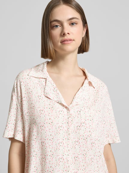 Frauenmodel trägt Relaxed Fit Hemdbluse aus reiner Viskose Modell 'BARRI' von Pieces, Optik:Allover-Muster, floral, Nahaufnahme Oberkörper.