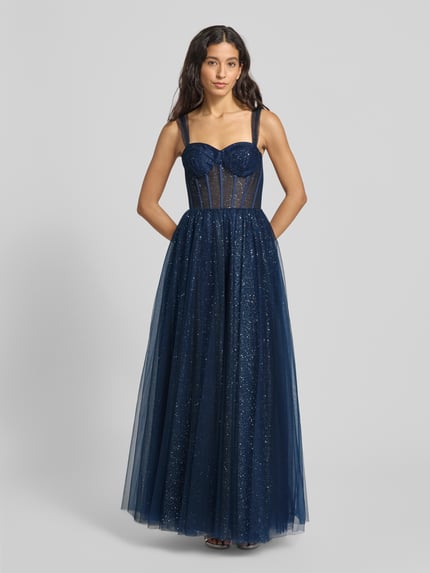 Frauenmodel trägt Schimmerndes Abendkleid in semitransparenter Optik von Hey Kyla aus Tüll im taillierten Maxikleid-Corsagenkleid-Stil, Ganzkörperansicht von vorne.