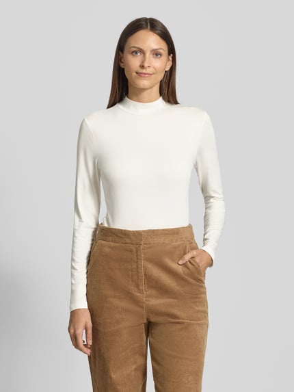 Vrouwenmodel draagt Slim Fit Shirt met lange mouwen uit viscosemix van s.Oliver RED LABEL, look: effen, hooggesloten, elastische mouw- en rompzoom, Ganzkörperaanzicht van voren.
