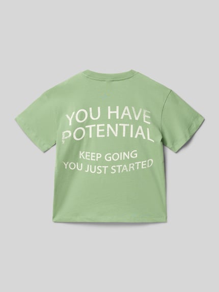 Jongen draagt Regular Fit T-shirt uit puur katoen van s.Oliver RED LABEL, look: effen, motiefprint en opschrift, ronde hals, korte mouw, detailopname rugaanzicht.