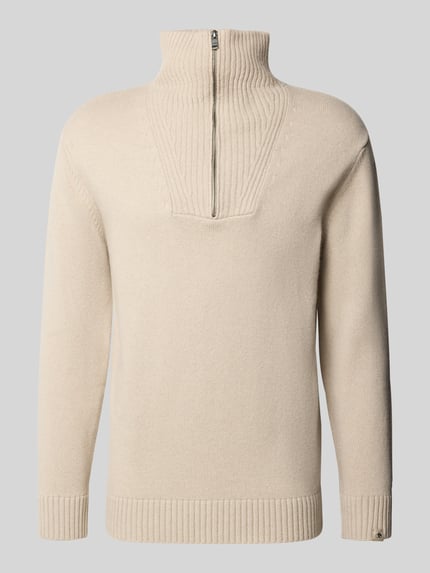 Produktfoto, Strickpullover mit Troyer-Kragen und Reißverschluss von Scotch & Soda, mieszanka bawełny z dodatkiem wełny, krój regular fit, kołnierz zapinany, zamek błyskawiczny, długość tyłu w rozmiarze M: 69 cm, długość rękawa w rozmiarze M: 65 cm, jednolity beżowy kolor, gładka faktura