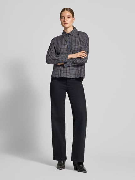 Frauenmodel trägt Bluse mit Kentkragen Modell 'Lennie' von My Essential Wardrobe, reine Baumwolle, Boxy Fit, kariertes Muster, Ganzkörperansicht von vorne.