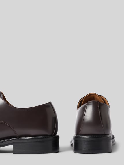 Produktfoto, glatte braune Oberfläche, schwarze Sohle, klare Linien, Schnürschuhe aus echtem Rindsleder Modell 'BOBBY' von Selected, Herren Schnürschuhe