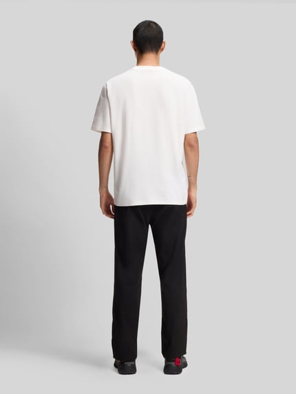 Männermodel trägt weißes Relaxed Fit T-Shirt aus reiner Baumwolle Modell 'DAPOLINO' von HUGO, unifarben, Rundhals, Ganzkörperansicht Rückansicht