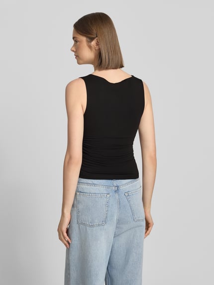 Vrouwenmodel draagt Slim Fit Trägertop met Raffungen und V-Ausschnitt Modell 'MY' van Topshop, zwart, katoen-elastaanmix, cropped, rugaanzicht, ruglengte maat S: 43 cm.