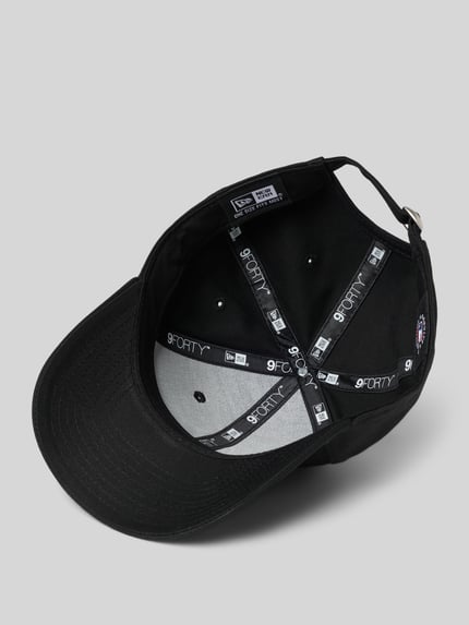 Produktfoto, Base Cap mit Motiv-Stitching von New Era, schwarze Baumwolle, sichtbares Logo- und Animal-Stitching, Struktur innen sichtbar.