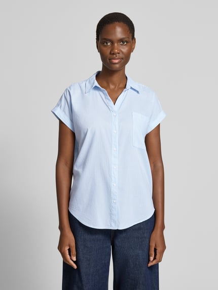 Frauenmodel trägt Regular Fit Bluse mit Brusttasche Modell 'DINAH' von Soyaconcept, hellblau, reine Baumwolle, Hemdblusenkragen, V-Ausschnitt, Ganzkörperansicht von vorne.