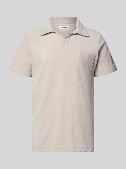 Produktfoto, Relaxed Fit Poloshirt mit V-Ausschnitt von Lindbergh aus Baumwoll-Mix Frottee in Beige mit Brusttasche, Rückenlänge 76 cm Größe M