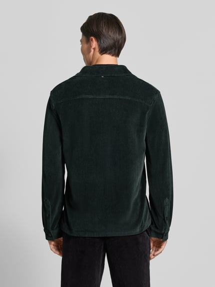 Männermodel trägt Regular Fit Overshirt mit Pattentaschen Modell 'Taylor' von Zuitable, Baumwoll-Mix, dunkles Grün, Ganzkörperansicht Rückansicht.