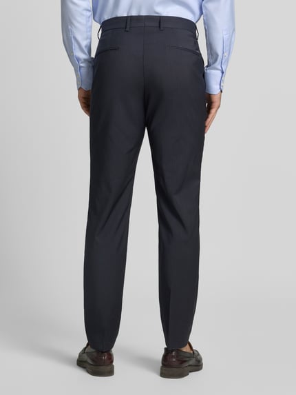 Männermodel trägt Regular Fit Anzughose aus reiner Schurwolle Modell 'H-GENIUS-263' von BOSS, Popeline, Nadelstreifen-Muster, Ganzkörperansicht Rückansicht.