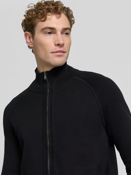 Männermodel trägt Regular Fit Strickjacke aus Baumwoll-Schurwoll-Mix Modell 'Fabiano' von BOSS, dunkel, glatte Textur, Nahaufnahme Oberkörper, Herren Strickjacke.