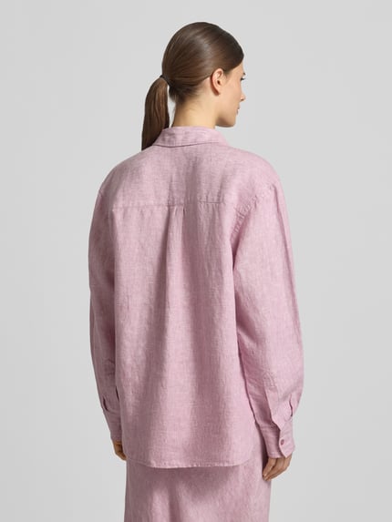 Frauenmodel trägt Regular Fit Leinenbluse mit Knopfleiste von Samsøe Samsøe in Rosa, reine Leinen, Hemdblusenkragen, Rückenlänge 73 cm, Ärmellänge 60 cm, Ganzkörperansicht Rückansicht.