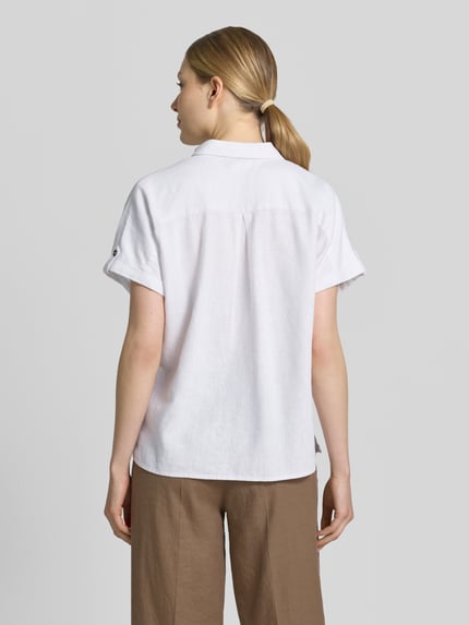 Vrouwenmodel draagt Relaxed Fit Bluse aus Leinen-Viskose-Mix Modell 'Lava' van FREE/QUENT in wit, hemdkraag, knoopsluiting, gladde textuur, ruglengte 55 cm, mouwlengte 12 cm, volledige achterkant weergave