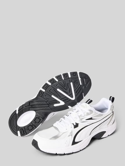 Produktfoto, witte en zwarte sneakers met labelprint model 'Milenio' van PUMA voor Heren, mesh en gladde texturen, contrasterende zool