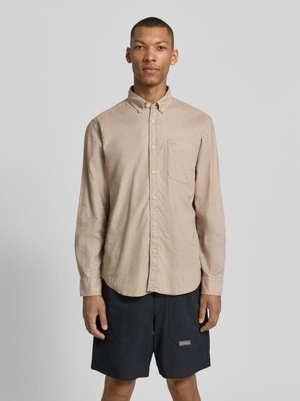Männermodel trägt Regular Fit Freizeithemd mit Button-Down-Kragen von camel active, Baumwoll-Leinen-Mix, Brusttasche, Label-Stitching, Ganzkörperansicht von vorne.