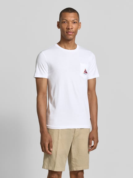 Männermodel trägt weißes Slim Fit T-Shirt aus reiner Baumwolle mit Polo-Bear-Print von Polo Ralph Lauren, Herren T-Shirt, Ganzkörperansicht von vorne.