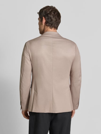 Männermodel trägt Regular Fit Sakko mit viscose van CINQUE in beige, elastische materiaalmix, model 'Data', ruglengte maat 50, schouderbreedte 40 cm, mouwlengte 63 cm, Ganzkörperaanzicht achteraan.