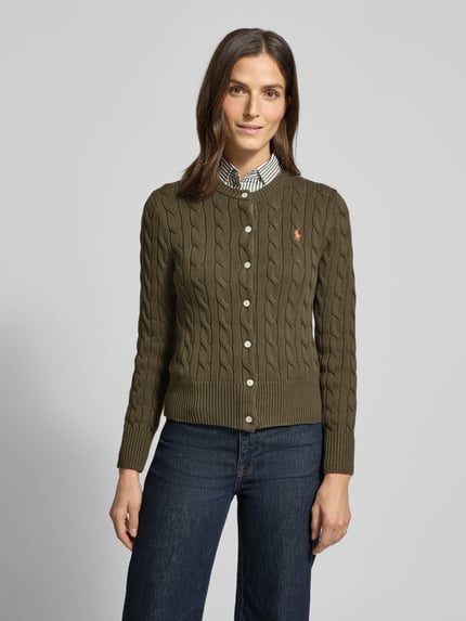 Modelka kobieca ma na sobie Slim Fit Strickjacke Modell 'Cardi' od Polo Ralph Lauren z bawełny, oliwkowy, widok całej sylwetki z przodu.